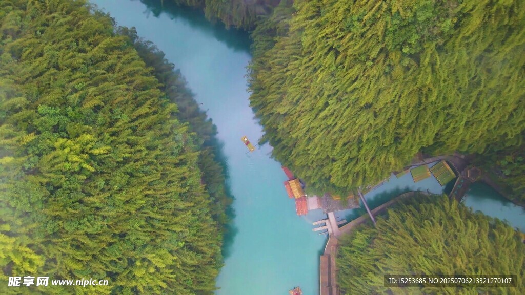 高空俯瞰青山間的藍(lán)色河流