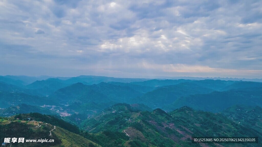 山巒云海間的壯美風光
