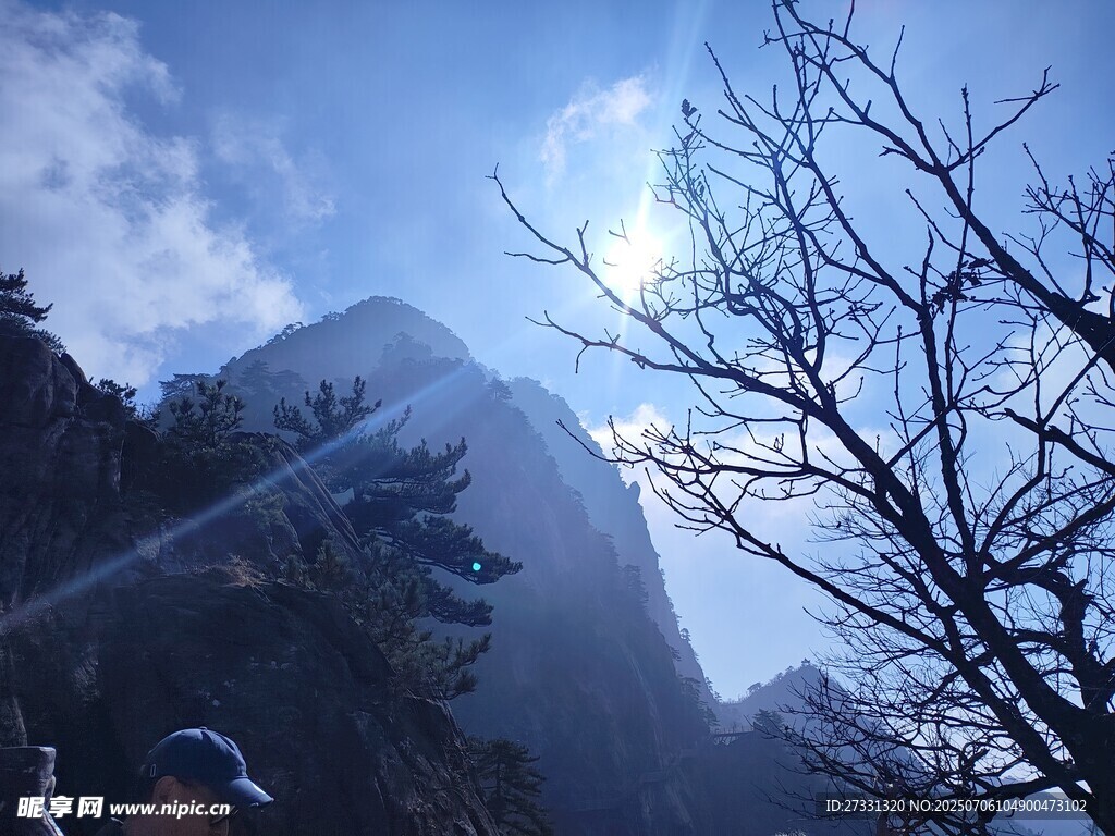 陽(yáng)光下的巍峨山峰