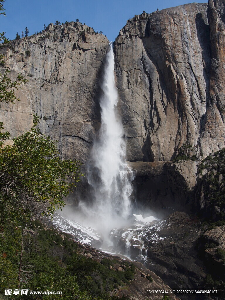 壯觀高山瀑布景觀