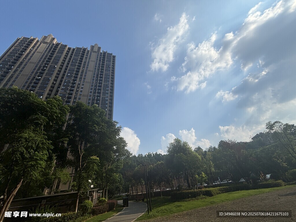 城市高樓與藍(lán)天綠樹景觀