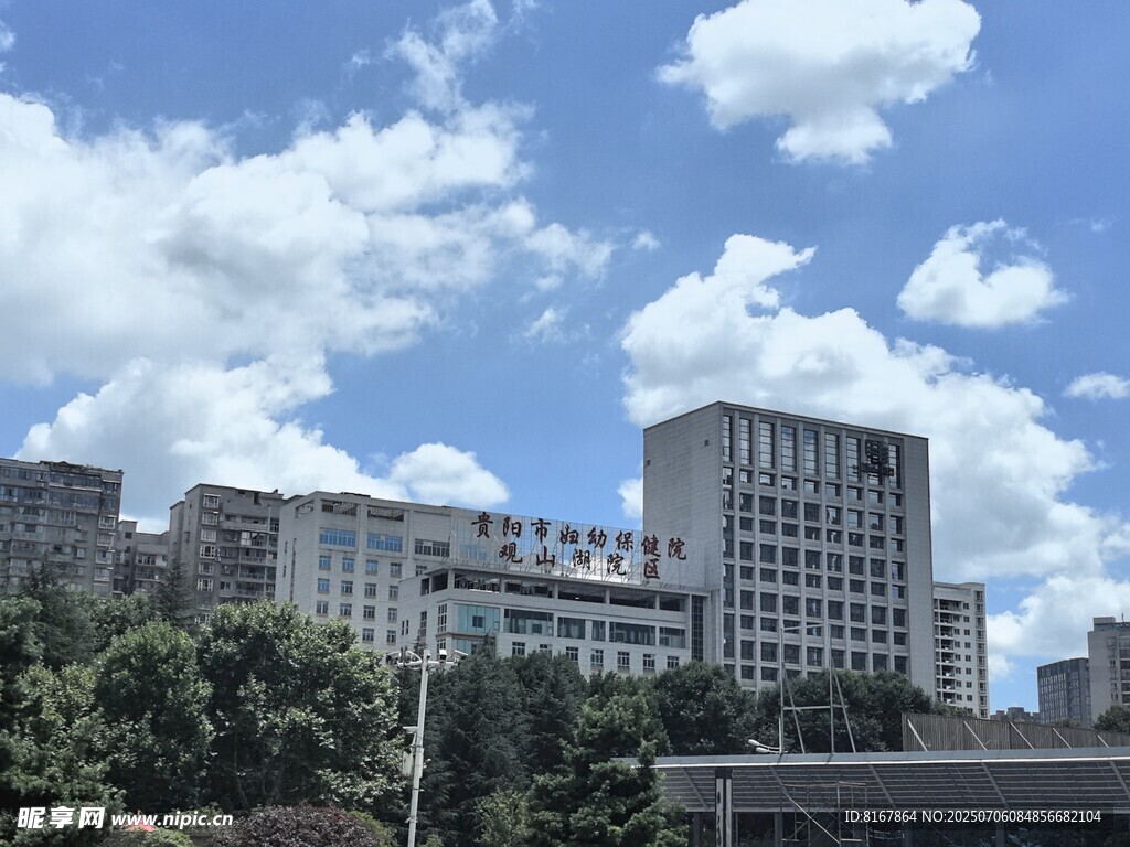 城市建筑群與藍(lán)天白云