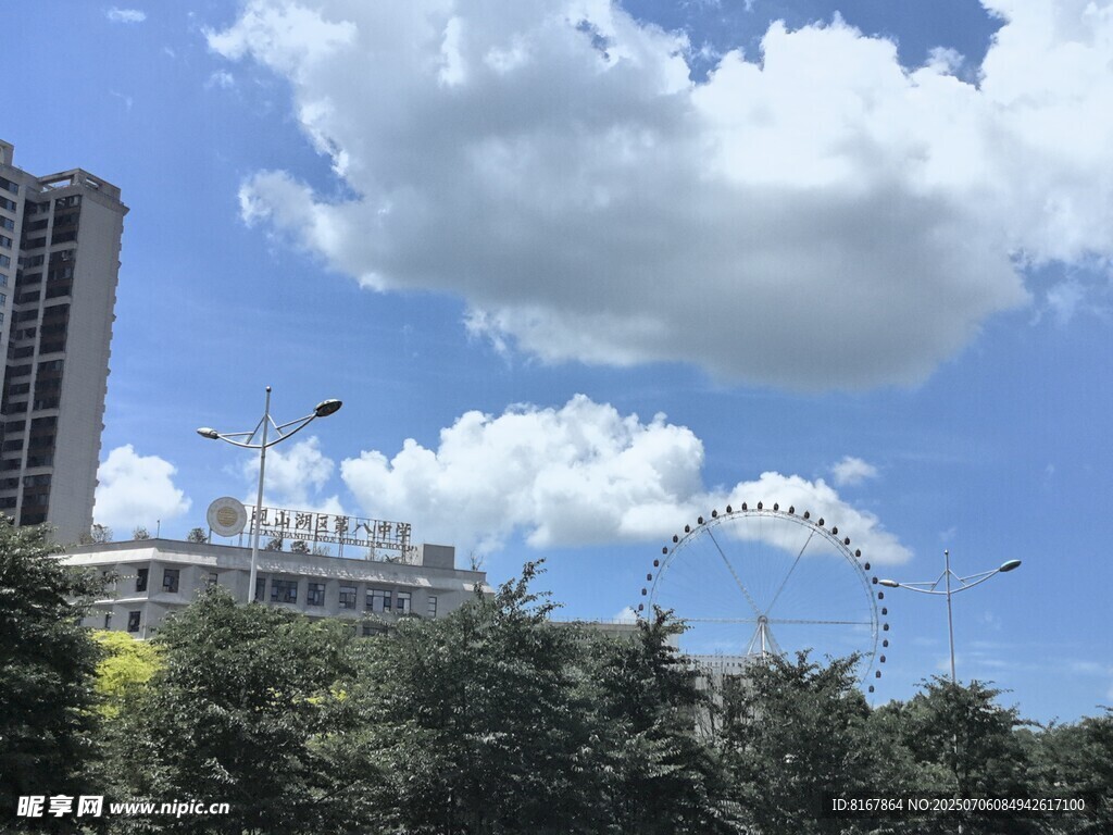 城市天際線與藍(lán)天白云景觀