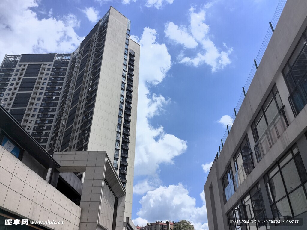 城市高樓與藍天白云