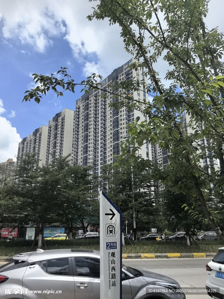 城市高樓旁的停車場景