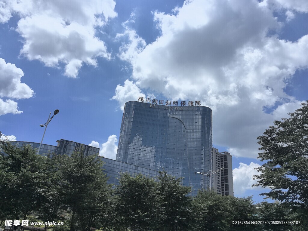 城市高樓與藍(lán)天白云景觀