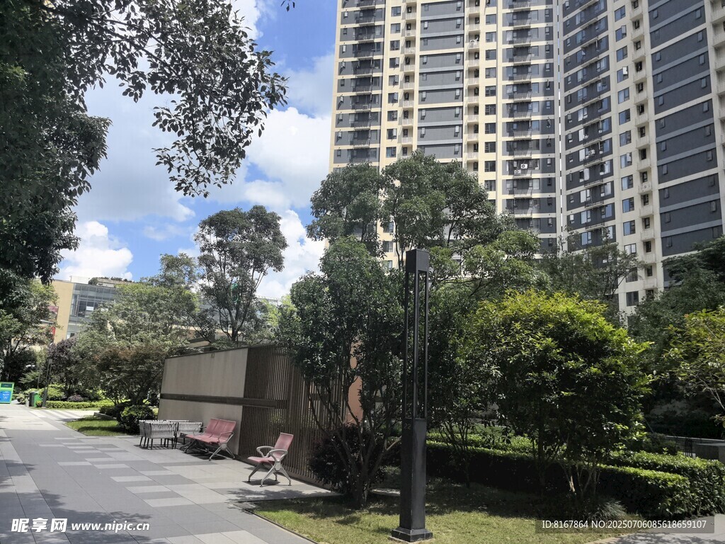 城市中高樓旁的綠化景觀