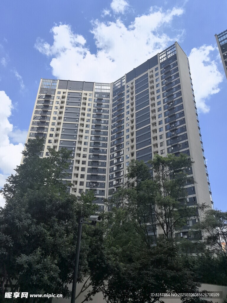 高層住宅樓與綠樹藍天