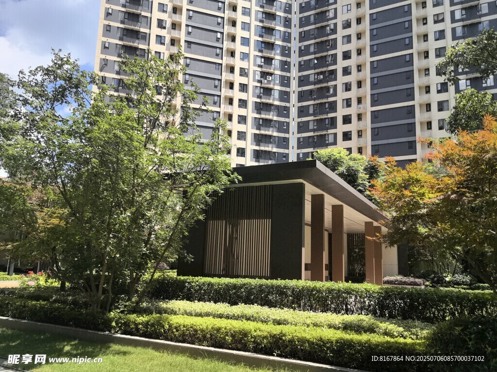 高層住宅旁的精致園林景觀
