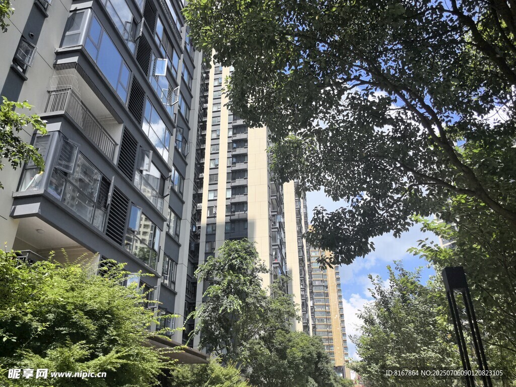 都市綠植環(huán)繞的高層住宅