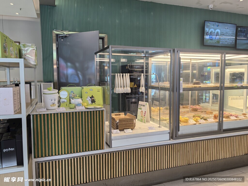 精致面包店展示柜內(nèi)糕點