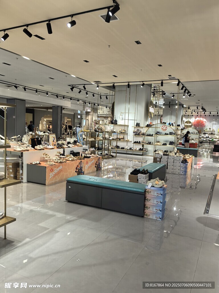 時(shí)尚鞋店內(nèi)部陳列場(chǎng)景