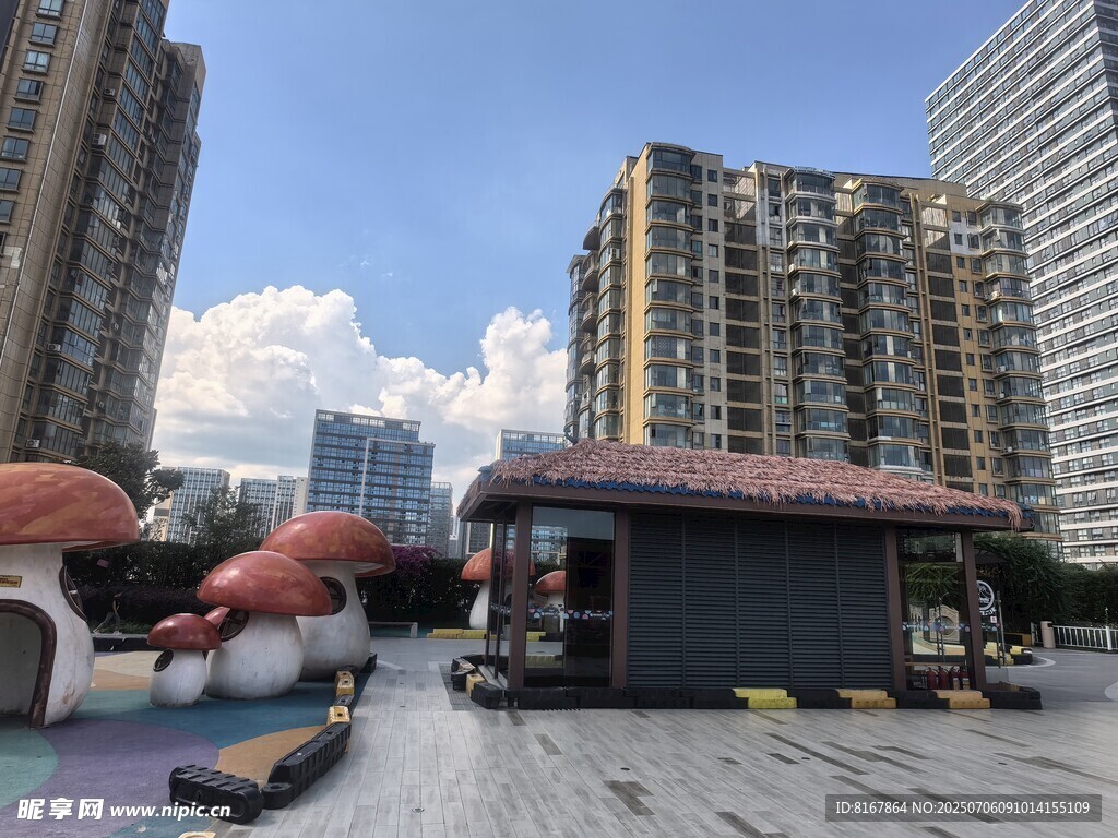 城市中獨(dú)特造型的街邊建筑