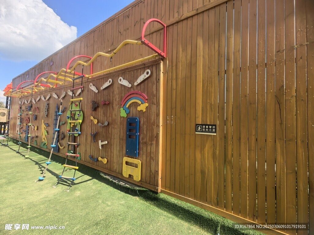 幼兒園戶外木質(zhì)游樂墻