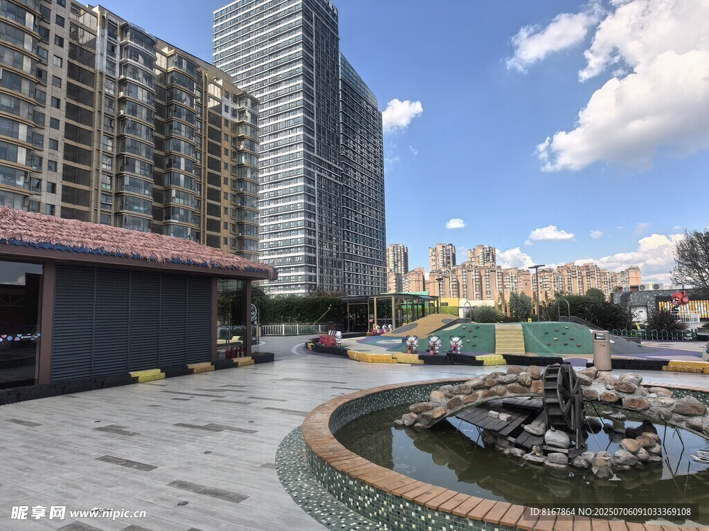 城市中帶水景的開闊場地