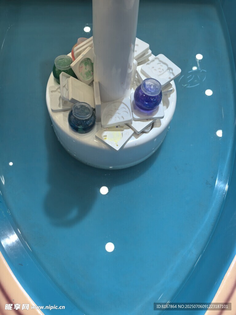 圓形水族箱內(nèi)的多彩景觀