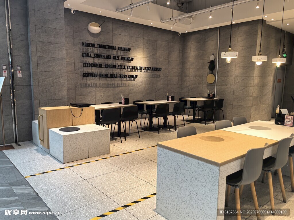 工業(yè)風(fēng)簡(jiǎn)約室內(nèi)餐廳空間