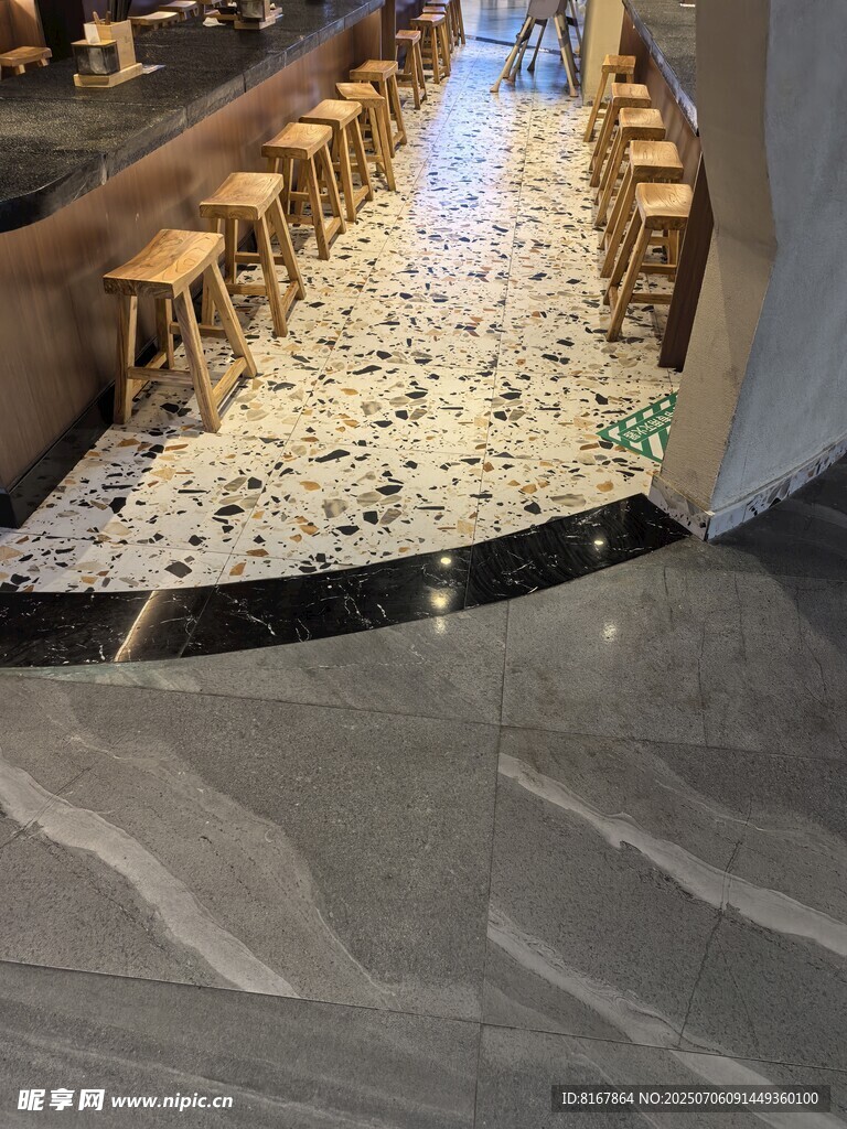 餐廳地面獨(dú)特花紋設(shè)計(jì)