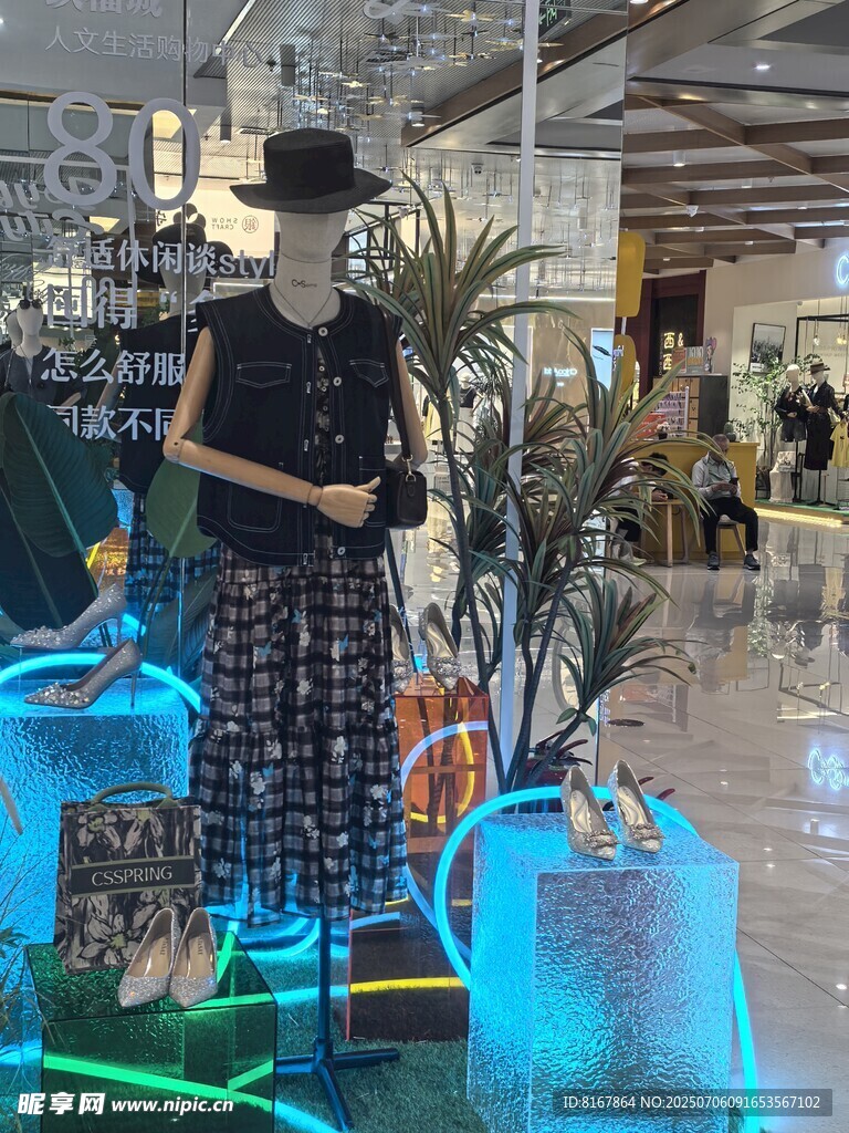 時(shí)尚店內(nèi)模特與裝飾陳列