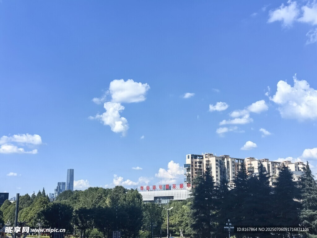 藍天綠樹間的城市建筑