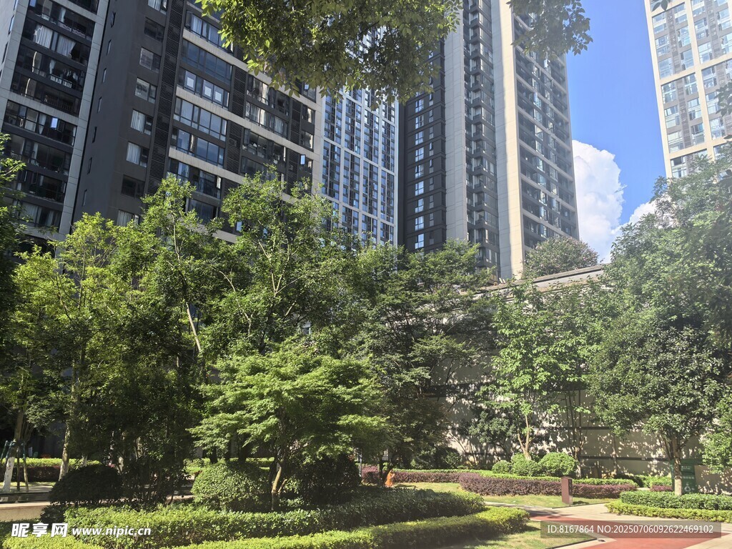 城市中的綠意盎然小區(qū)景觀