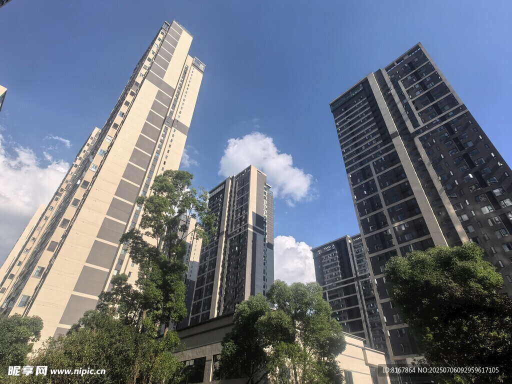 城市高樓與藍(lán)天綠樹(shù)景觀