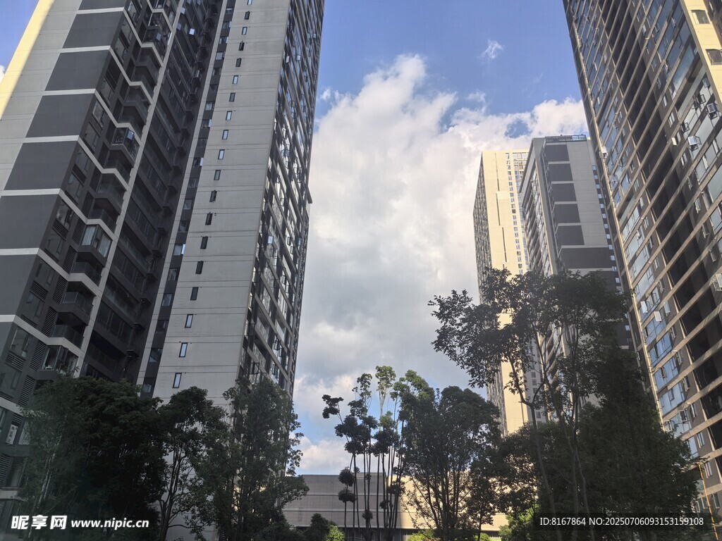 高樓林立間的城市天際線