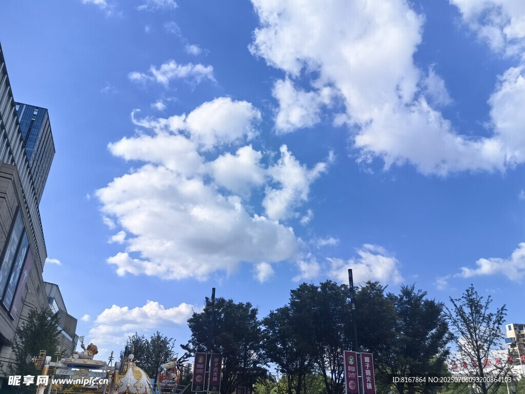 藍天白云下的城市風景