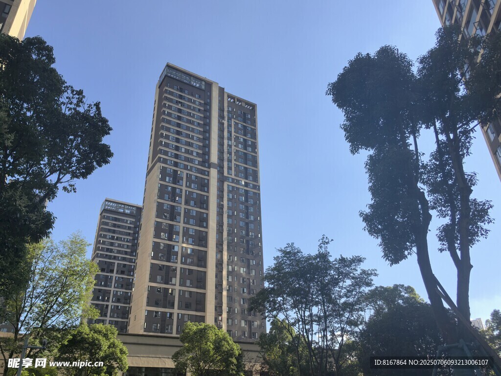 城市中高聳的現(xiàn)代住宅樓
