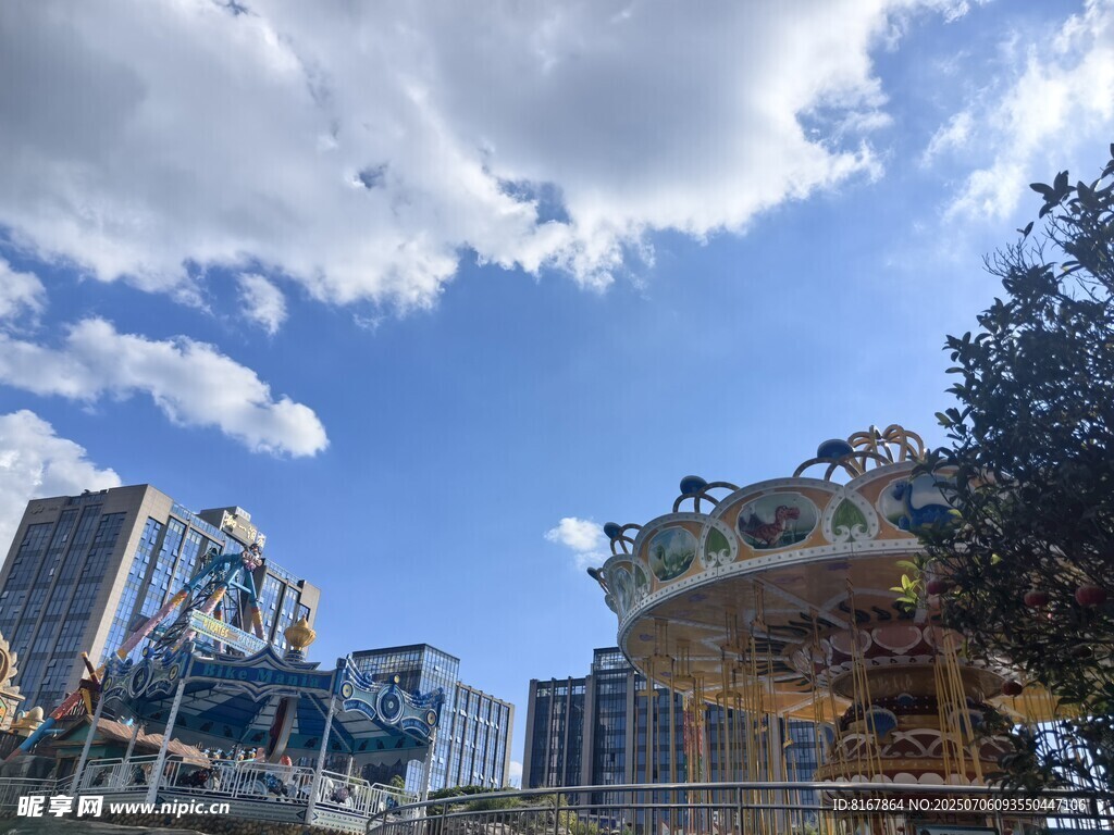 城市天際線與藍(lán)天白云景觀
