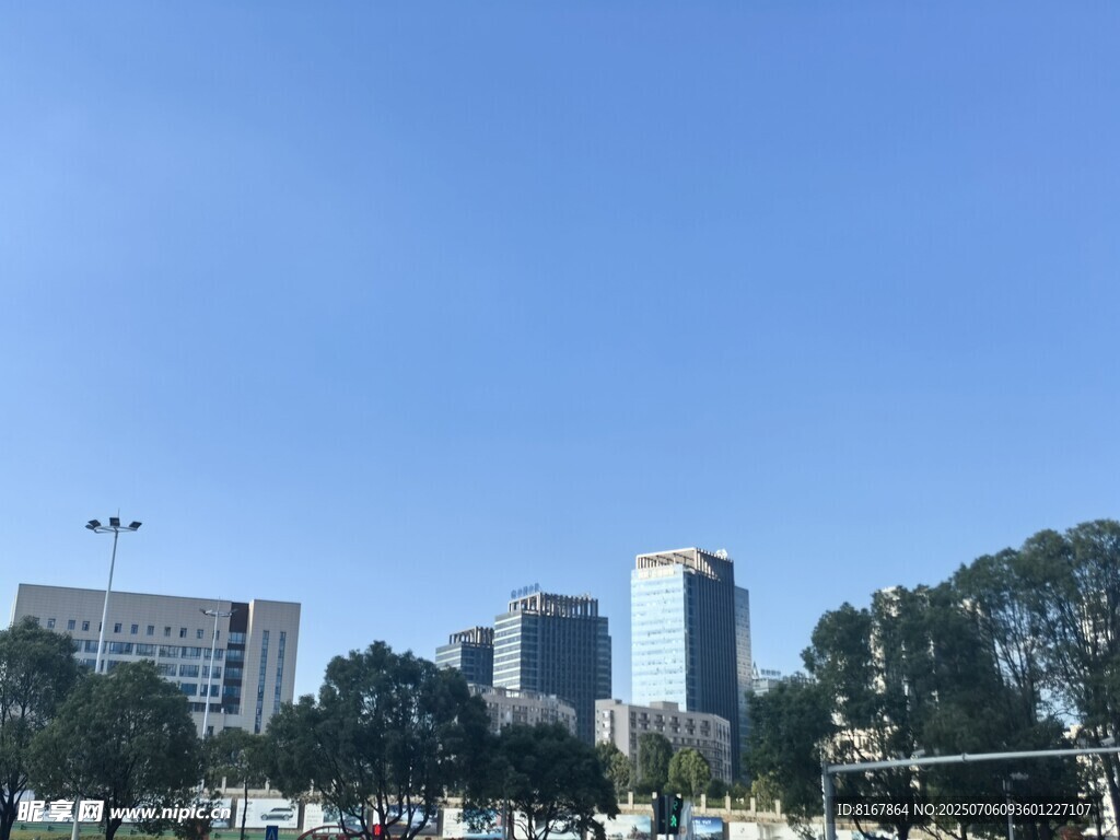 城市天際線與綠樹藍(lán)天