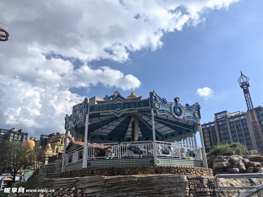 城市中的旋轉(zhuǎn)木馬景觀