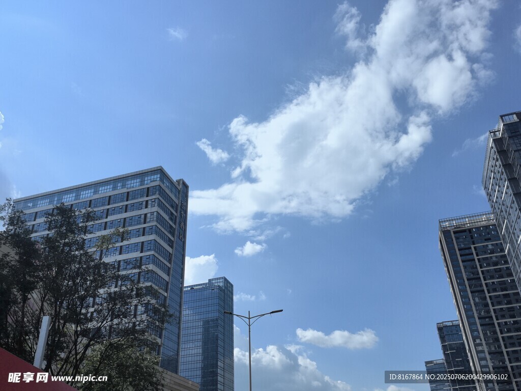 城市高樓與藍(lán)天白云