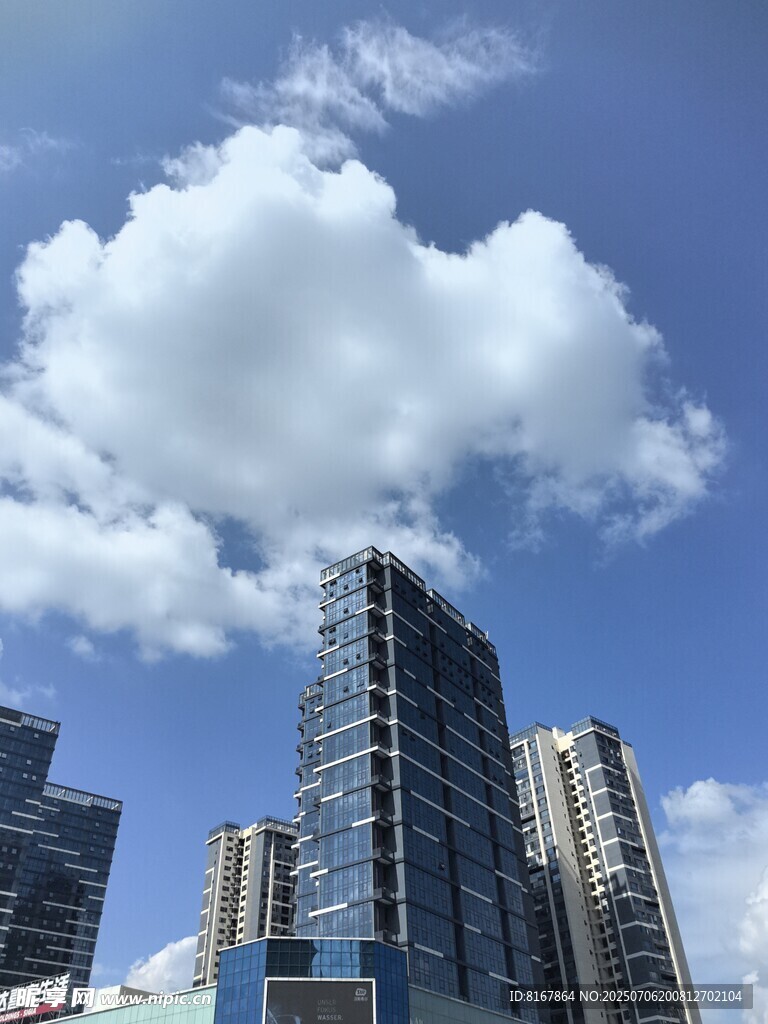 城市高樓與藍(lán)天白云