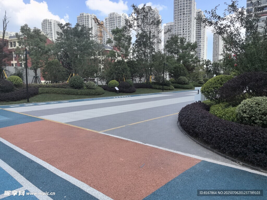 城市中色彩斑斕的戶外步道
