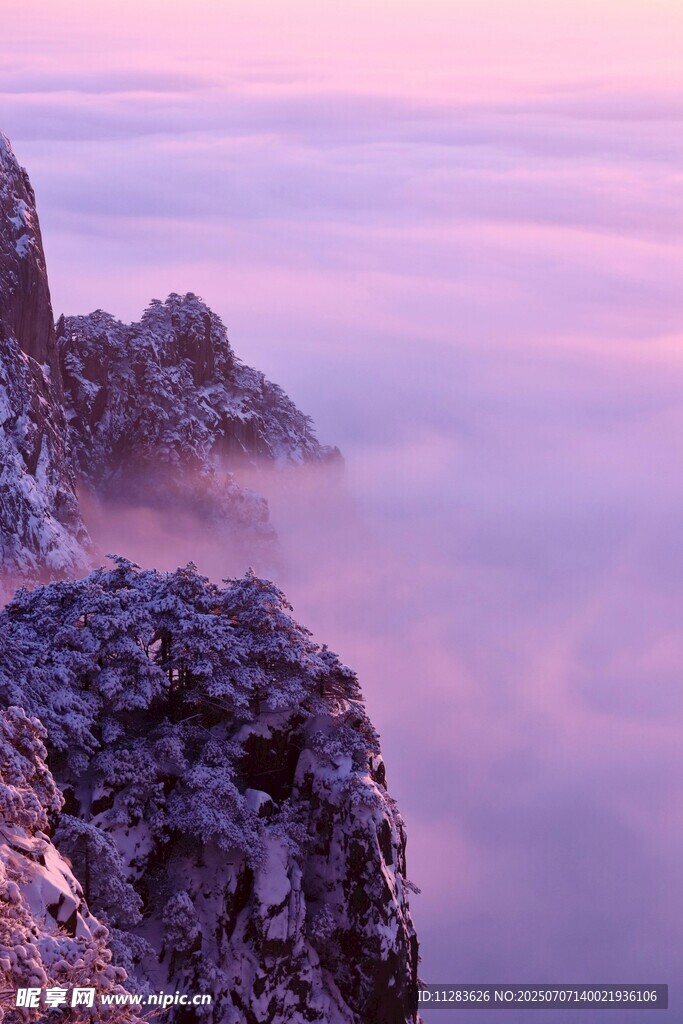 日出時(shí)云霧繚繞的山景