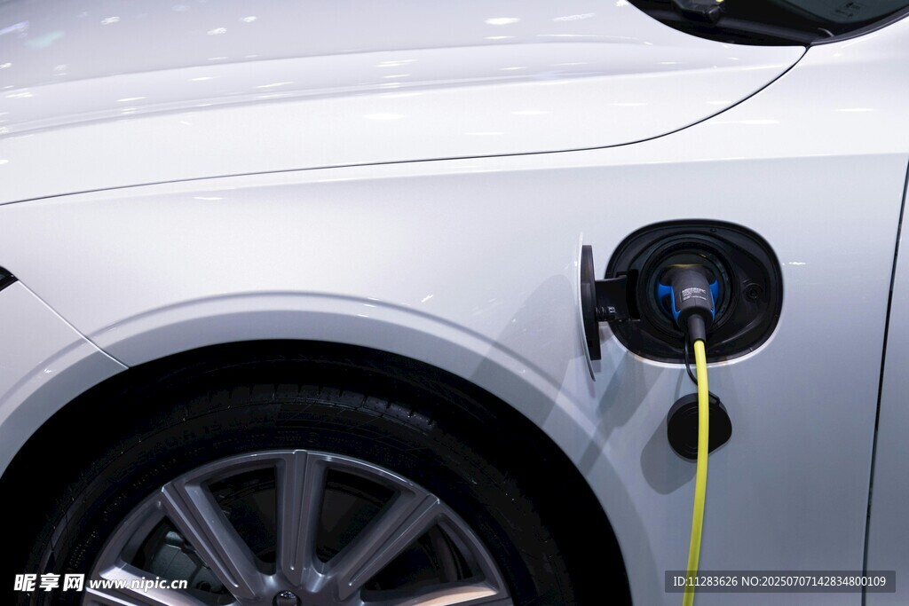 白色汽車正在充電