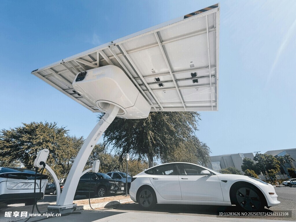 戶外太陽能充電站與汽車