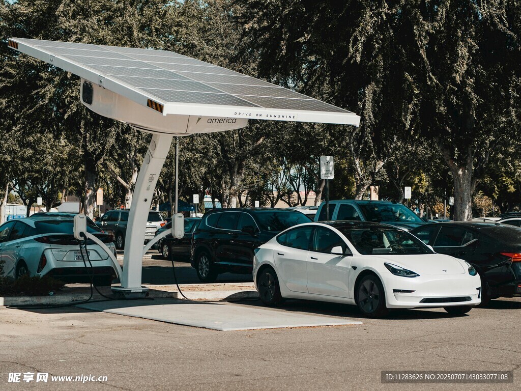太陽能充電站旁的白色跑車