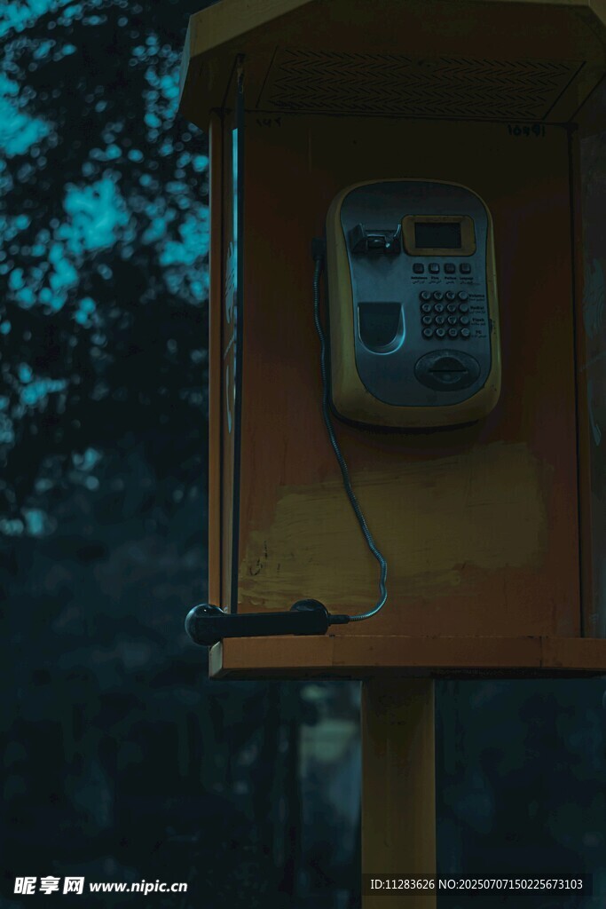 戶外黃色電話亭