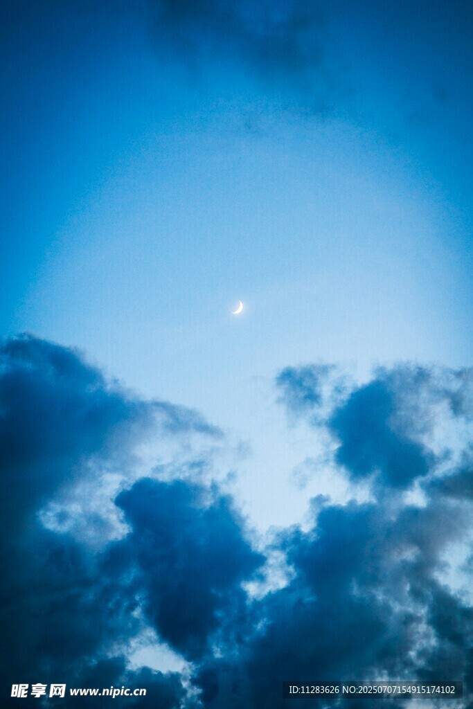 夜空下的云海與朦朧月色