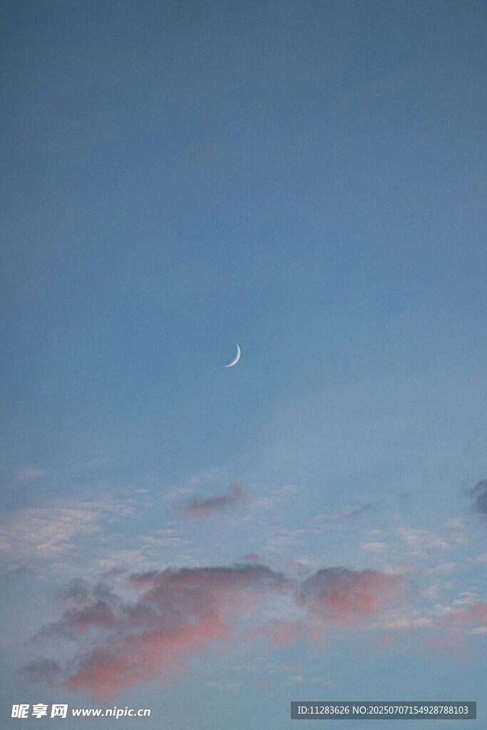 藍天彩云伴月景