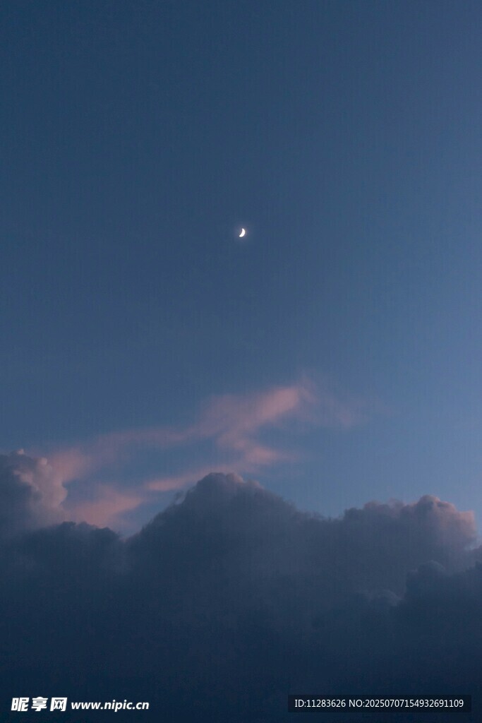 夜幕下的山巒與天際月牙