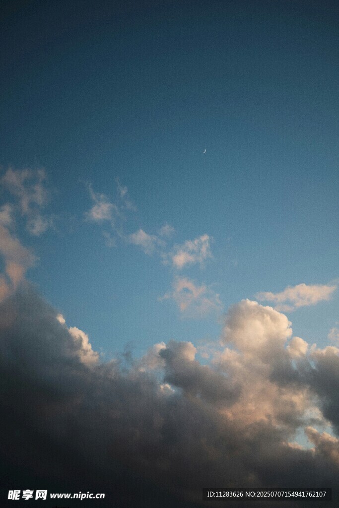 黃昏時(shí)分的天空與云朵