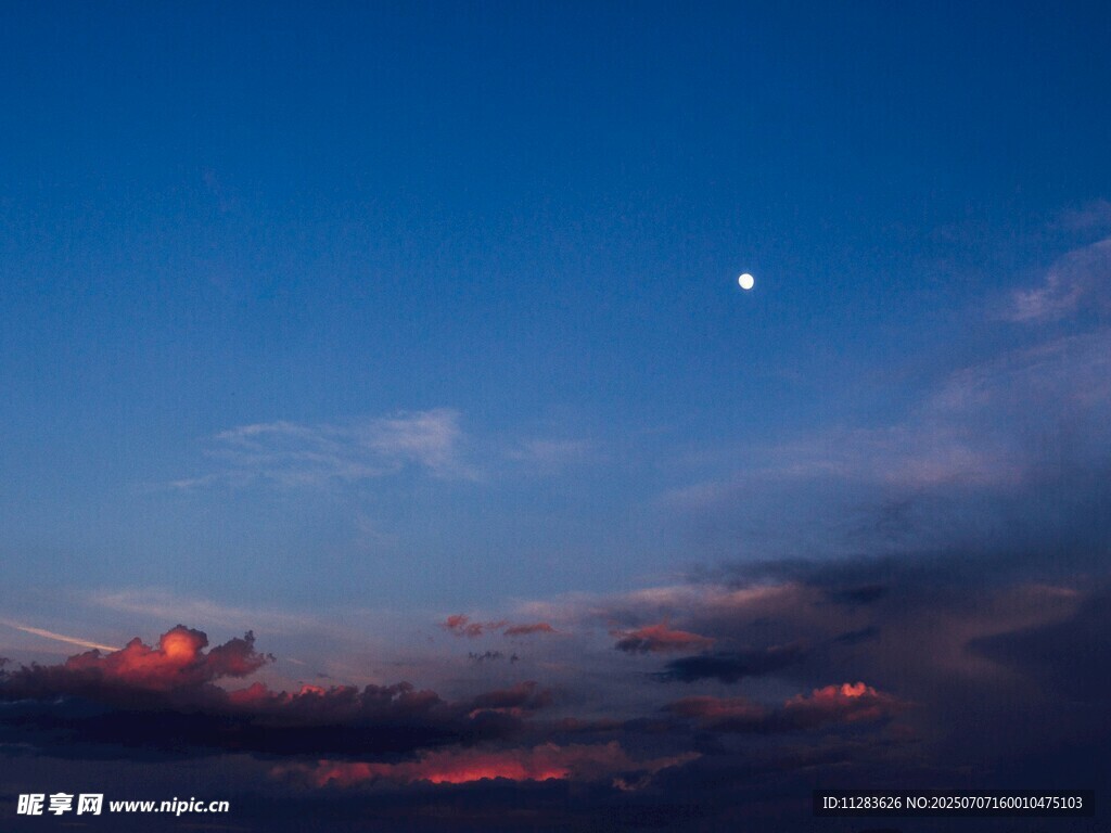 夜空下的月色與云霞
