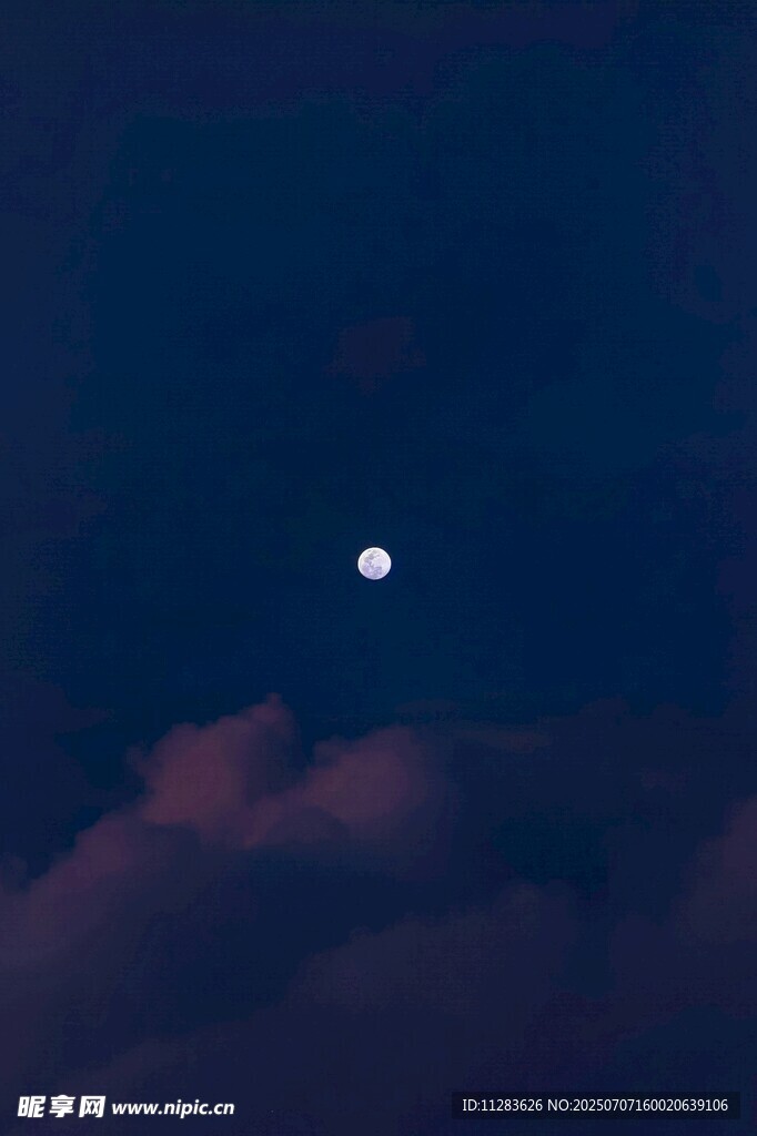 夜空明月伴云