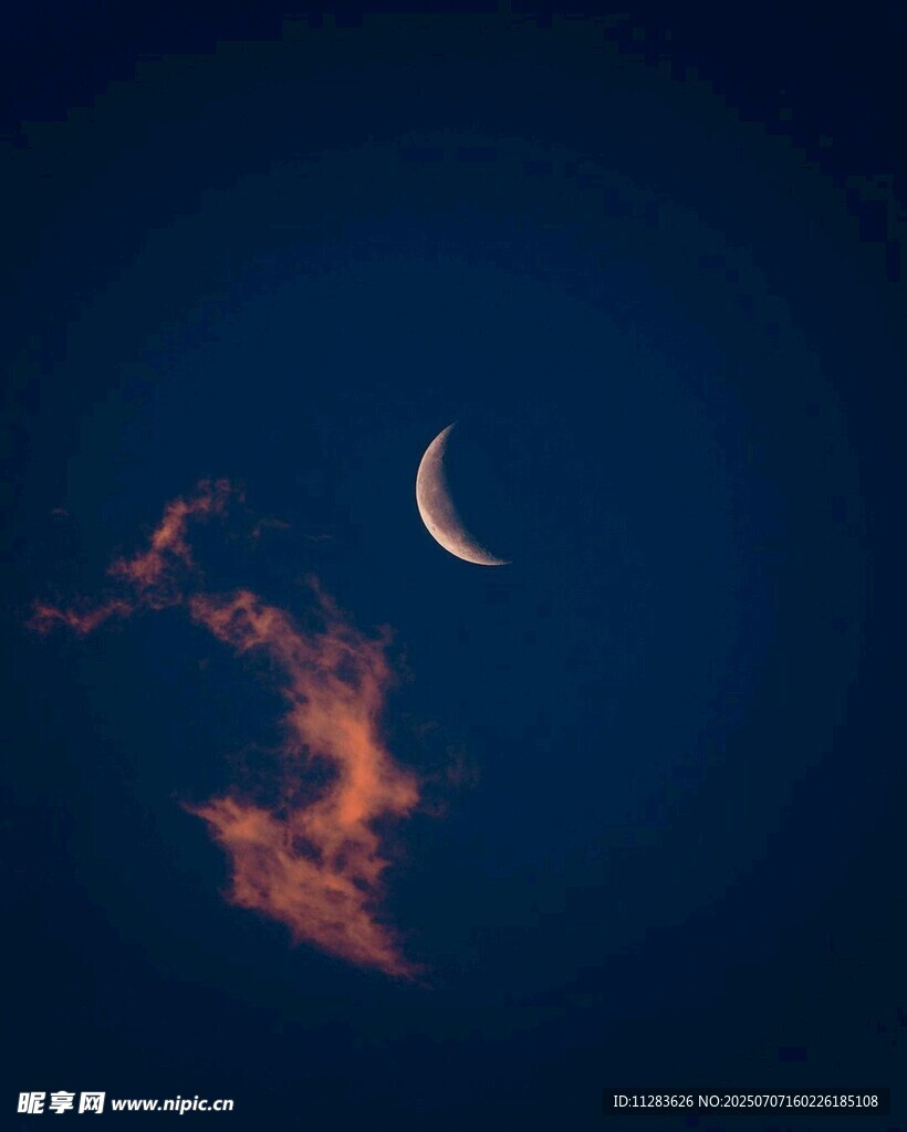 夜空中的新月與彩云