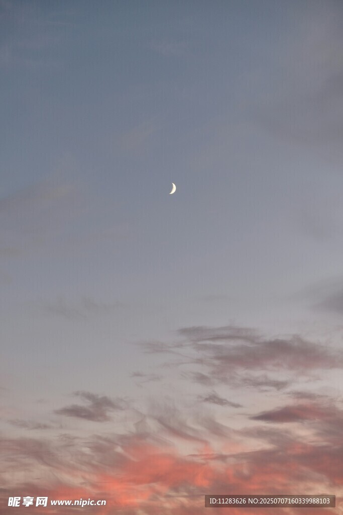 黃昏天空中的月亮與云彩