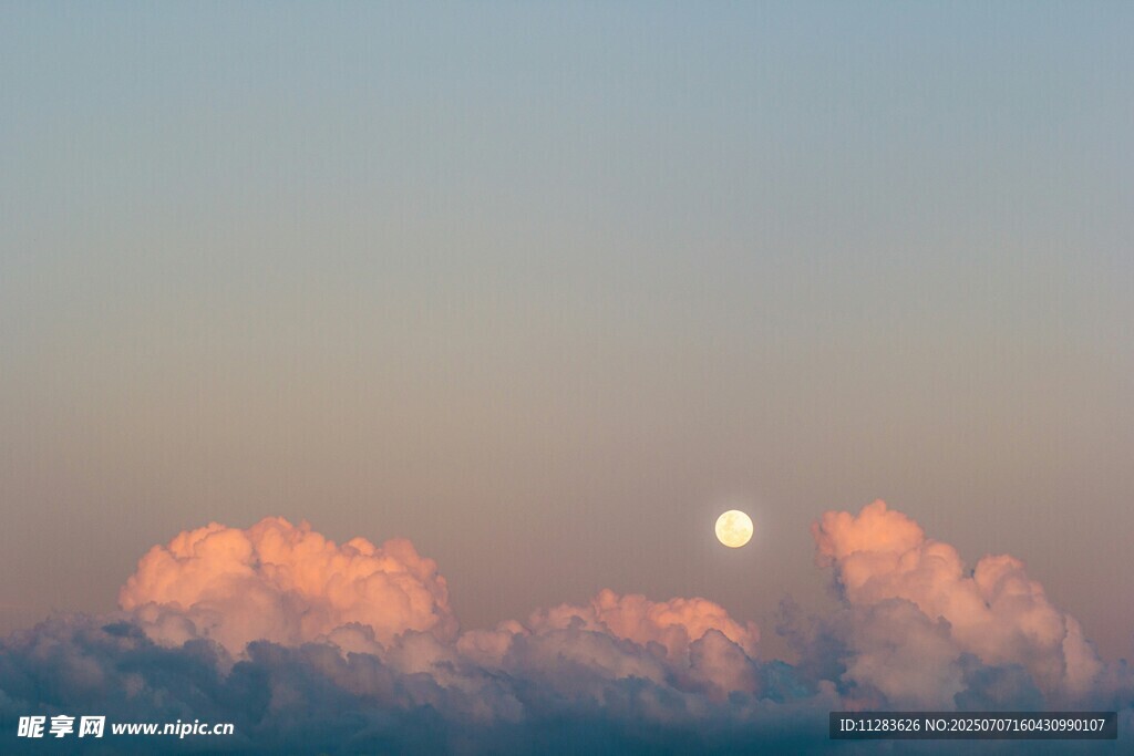 夕陽云海中的明月