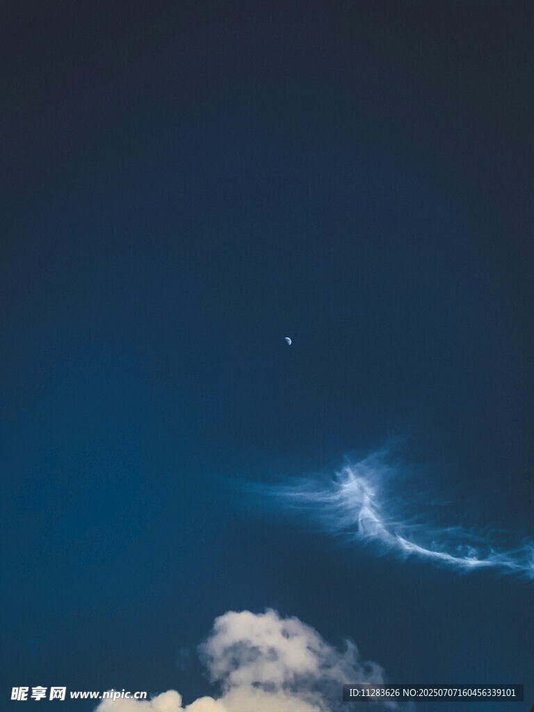 夜空中的流星與云朵